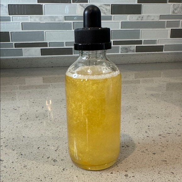 AMINNAH - 24k Gold Glow Vanilla Oil - Picture 3 of 5